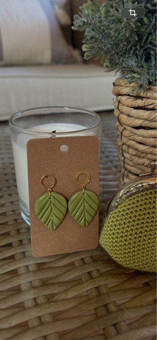 Pendientes artesanales hoja verde y dorado
