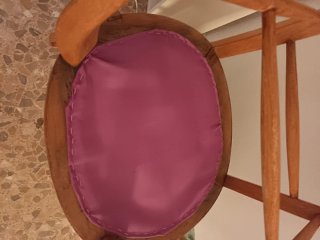 Silla antigua de madera y ratán