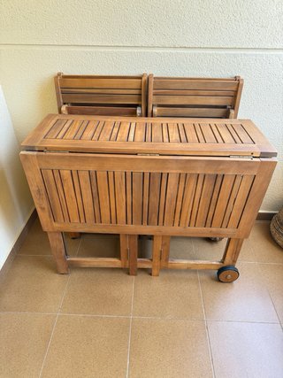 Mesa y 4 sillas plegables de madera