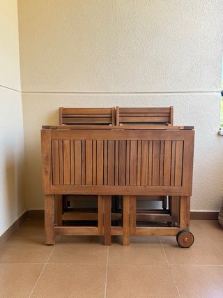 Mesa y 4 sillas plegables de madera