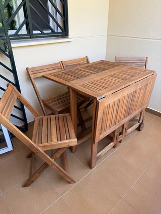 Mesa y 4 sillas plegables de madera