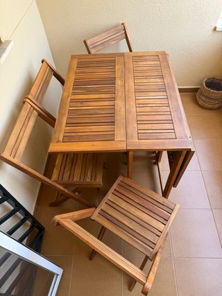 Mesa y 4 sillas plegables de madera