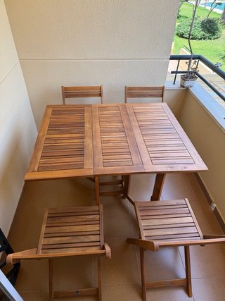Mesa y 4 sillas plegables de madera