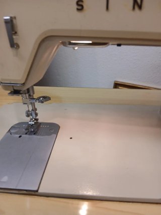 Máquina de coser Singer 518 con mueble y accesorio