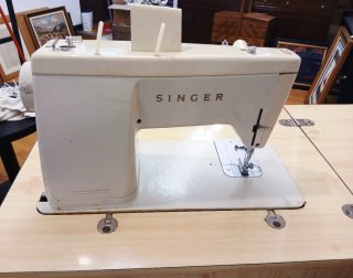 Máquina de coser Singer 518 con mueble y accesorio