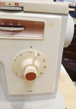 Máquina de coser Singer 518 con mueble y accesorio