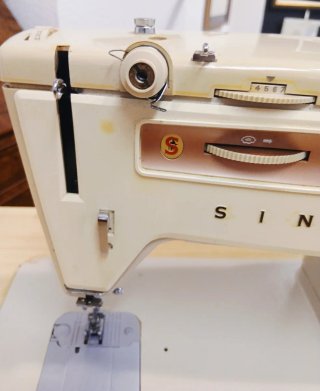 Máquina de coser Singer 518 con mueble y accesorio