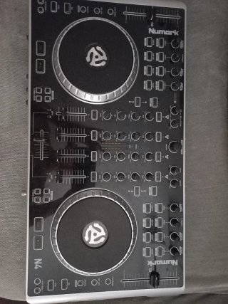 Numark N4 DJ Controller