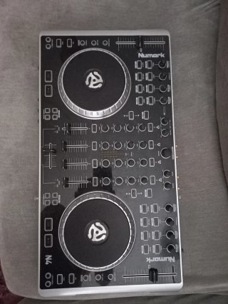 Numark N4 DJ Controller