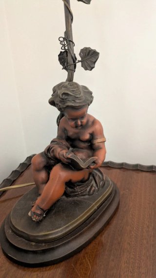 Lámpara de mesa con figura de niño leyendo