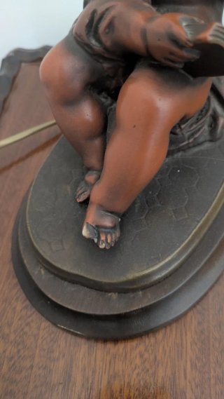 Lámpara de mesa con figura de niño leyendo