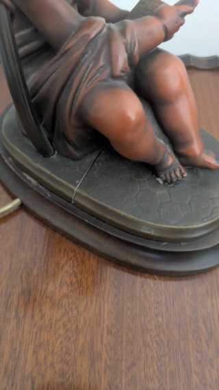 Lámpara de mesa con figura de niño leyendo