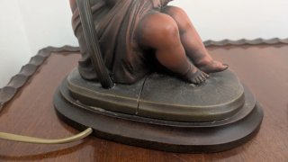Lámpara de mesa con figura de niño leyendo