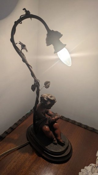 Lámpara de mesa con figura de niño leyendo
