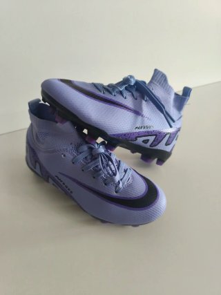 Botas de fútbol talla 33 moradas