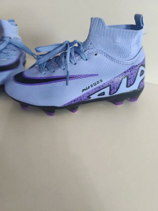 Botas de fútbol talla 33 moradas