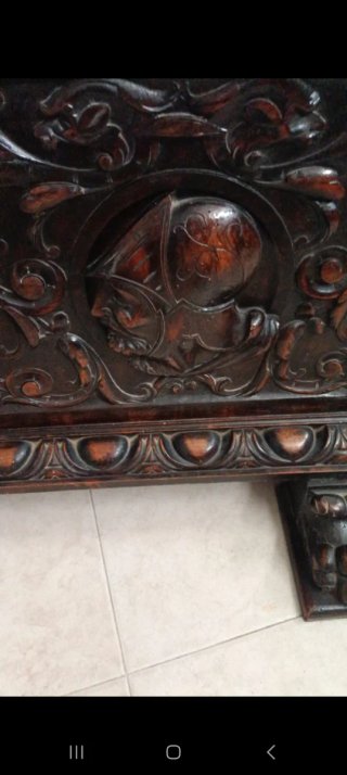 Arca antigua de madera tallada