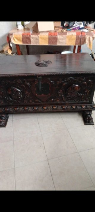 Arca antigua de madera tallada