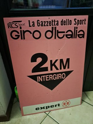 Cartello Giro d'Italia 2005, 2 KM Intergiro