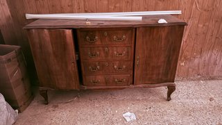 Aparador antiguo de madera maciza con herrajes