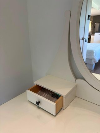 Tocador blanco con espejo