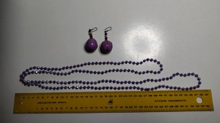 Collar y pendientes lilas.