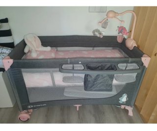 Cuna de viaje Kinderkraft gris y rosa
