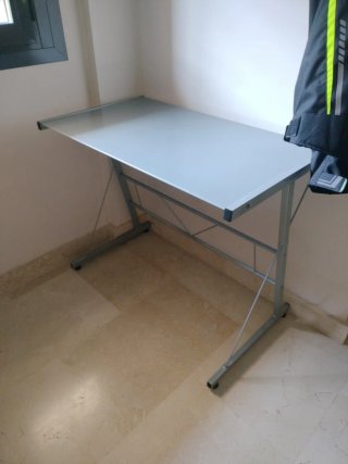 Mesa de ordenador gris.
