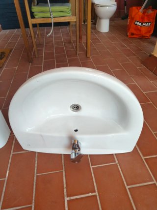 Lavabo de cerámica blanco con pie