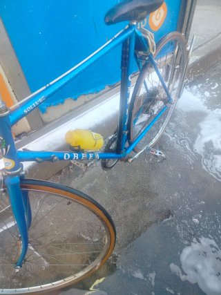 Bicicleta de carretera azul