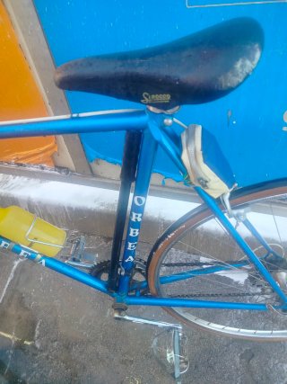 Bicicleta de carretera azul