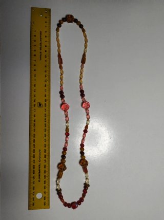 Collar de cuentas en tonos rojizos