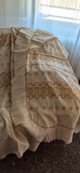 Colcha antigua beige y blanca