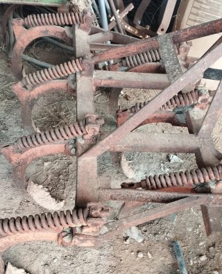 Arado cultivador para tractor.