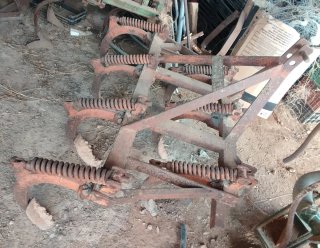 Arado cultivador para tractor.