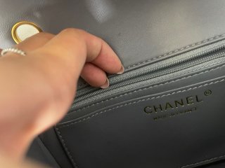 Borsa Chanel Grigia con Dettagli Oro