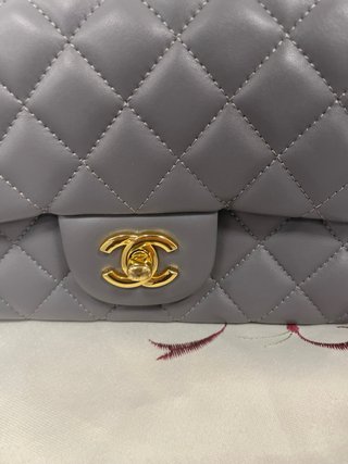 Borsa Chanel Grigia con Dettagli Oro