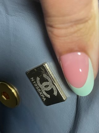 Borsa Chanel Grigia con Dettagli Oro