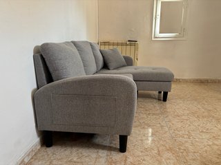 Sofá chaise longue gris tela.