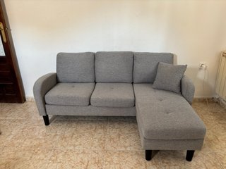 Sofá chaise longue gris tela.