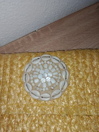Bolso de mano Kbas amarillo conchas