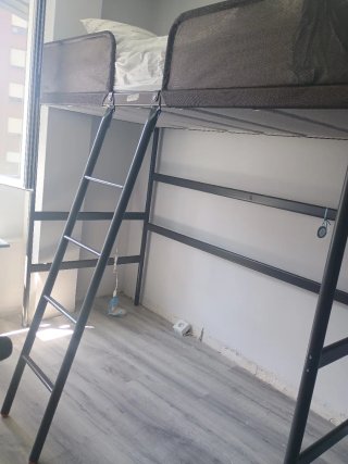 Cama alta metálica Ikea gris Modelo tuffing