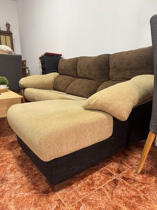 Sofa en forma de L para salón en buen estado marro