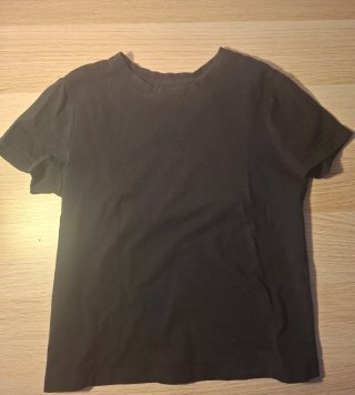 Camiseta básica negra pegada corta