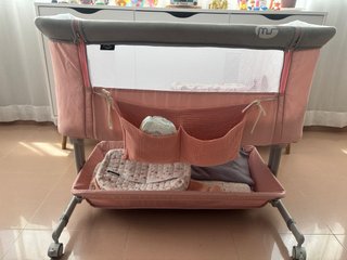 Minicuna rosa con bandeja