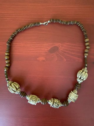 Collar de mujer con cuentas de madera