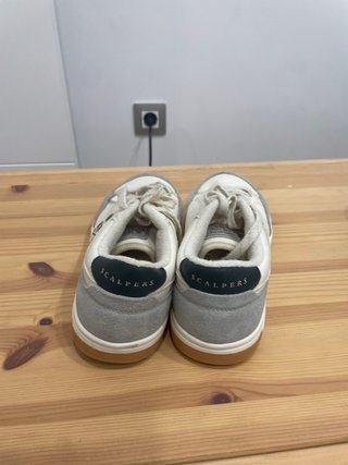 Zapatillas deportivas grises y blancas
