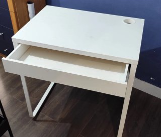 Escritorio blanco con cajón y pasacables