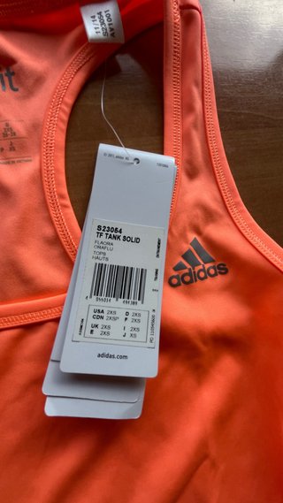 Camiseta Adidas Techfit con etiqueta