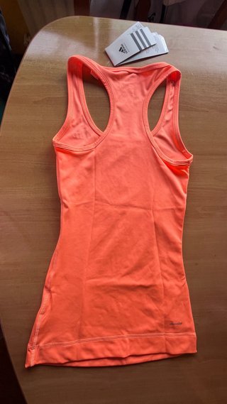 Camiseta Adidas Techfit con etiqueta